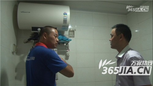 华体会（中国）售后正在为刘师傅讲解电热水器的安全使用规范